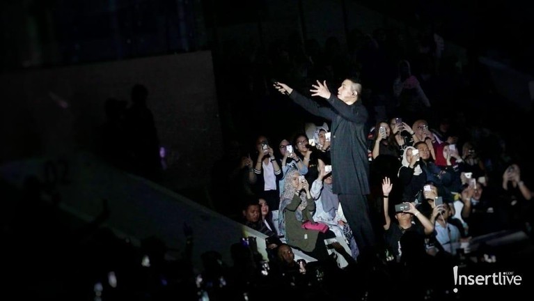 Penonton konser Monokrom pun bernyanyi bersama Tulus dengan riuh.
