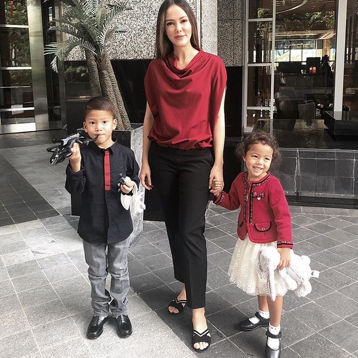<p>Bergaya casual untuk rayakan Imlek seperti Cathy Sharon dan buah hatinya? Kece juga kok. (Foto: Instagram/ @cathysharon)</p>