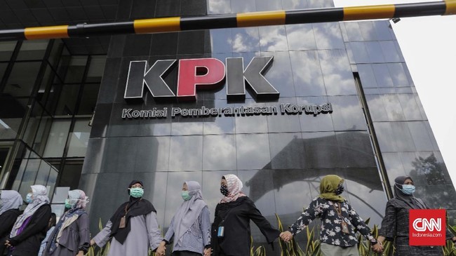 Sesuai ketentuan pembentukan peraturan perundang-undangan, tanpa ditandatangani Presiden Jokowi pun perubahan UU KPK wajib diundangkan pada 17 Oktober 2019.