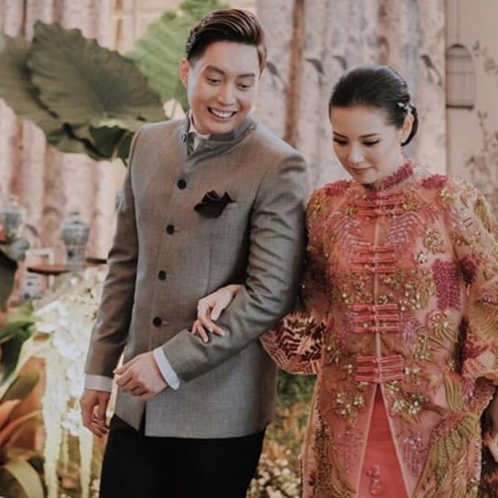 <p>Seperti ini gaya pasangan pengantin baru Edrick Chandra dan sang istri, Venny dalam merayakan Imlek. (Foto: Instagram/ @edrictjandra)</p>