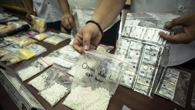 Gerebek Tujuh Toko, Polisi Sita 13.003 Butir Obat Tanpa Izin Polisi menggerebek lima toko obat dan dua toko kosmetik di Jakarta dan Bekasi yang menjual obat tanpa izin edar dan tanpa resep serta menyita 13.003 butir obat.