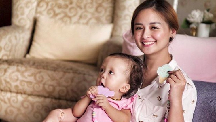 Orang tua pasti akan melakukan pengorbanan besar demi kesembuhan anaknya, seperti yang dilakukan Joanna Alexandra.