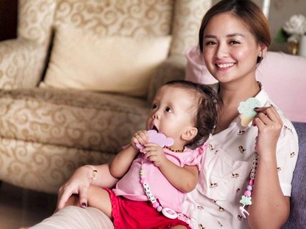 Perjuangan Joanna Alexandra Sembuhkan Kelainan Kaki Putrinya