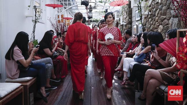 Oscar Lawalata kembali mengeluarkan koleksi Imlek terbarunya yang terinspirasi dari budaya peranakan.