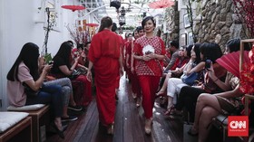 Meriahnya Merah Imlek dari Oscar Lawalata