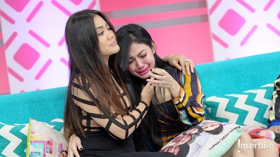 Mendengar kabar adiknya, Della Perez, terseret kasus prostitusi online, Nia Perez dan keluarga mengaku syok dan merasa tidak percaya.