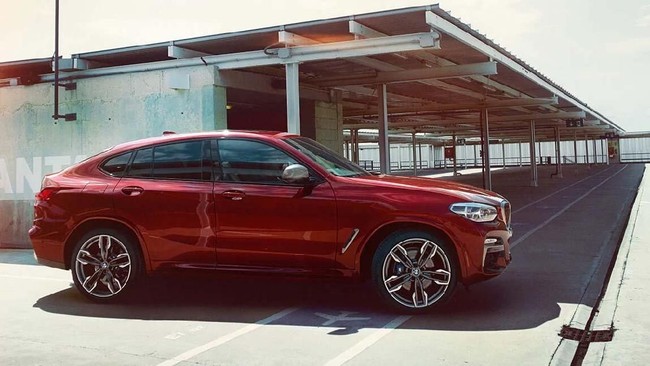 Hanya ada satu varian yang ditawarkan BMW Group Indonesia, yaitu xDrive30i M Sport X yang kemasannya dikatakan terinsipirasi dunia balap reli.