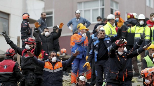 FOTO: Runtuh, Apartemen di Istanbul Rata dengan Tanah