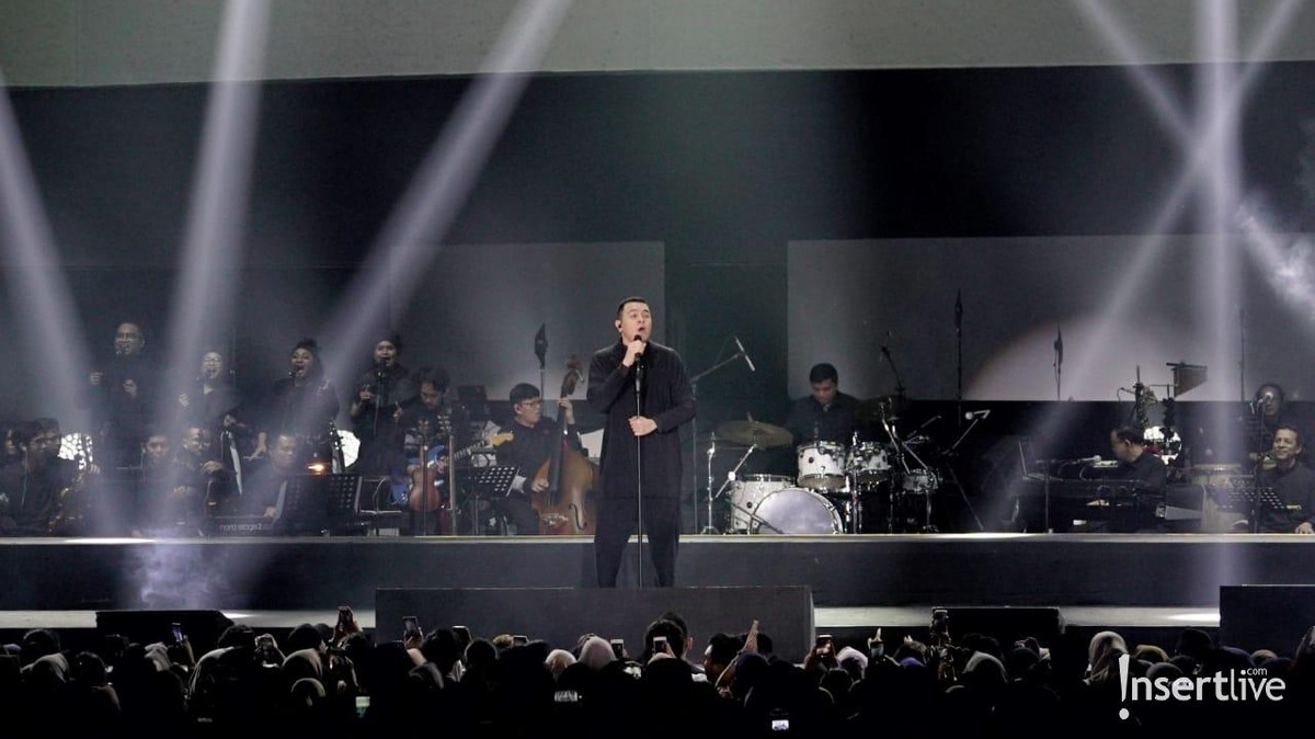 Tulus sukses menggelar konser tunggalnya bertajuk Monokrom di Istora Senayan&comma; Jakarta&comma; Rabu &lpar;6&sol;2&rpar;&period; Penonton yang penuh pun riuh bernyanyi bersama Tulus&period;