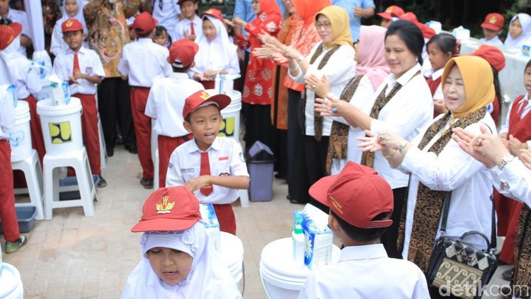 Baru-baru ini, Iriana Jokowi mengajarkan cara mencuci tangan yang benar pada anak-anak. Intip yuk, Bun.