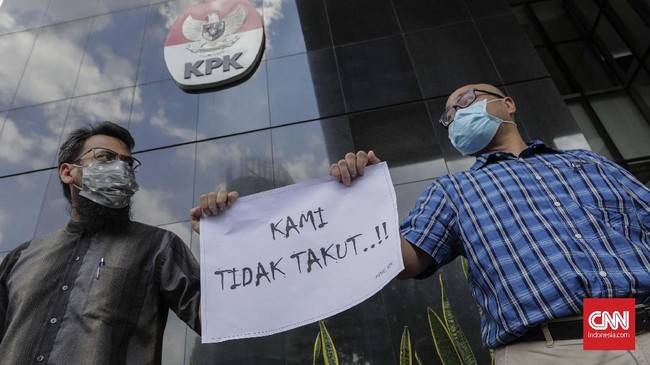 Pengembalian penyidik KPK Rossa Purbo Bekti ke Polri, menurut WP KPK menyalahi prosedur. WP KPK melaporkan Firli dkk ke Dewan Pengawas KPK.