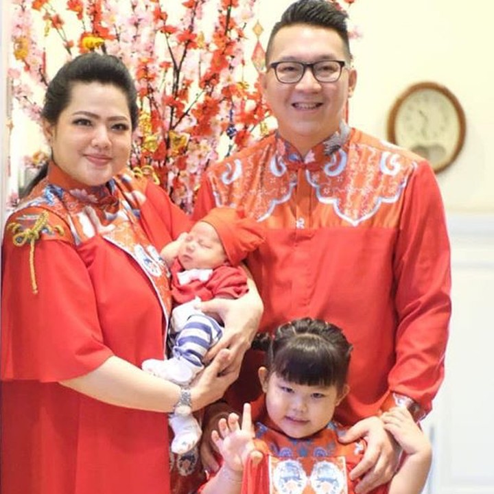 <p>Meski masih bayi, Keenan yang lahir pada 25 Januari lalu juga mau ikutan foto ah. Personel keluarga presenter Magdalena lengkap deh. (Foto: Instagram/ @@magdaleenz)  </p>