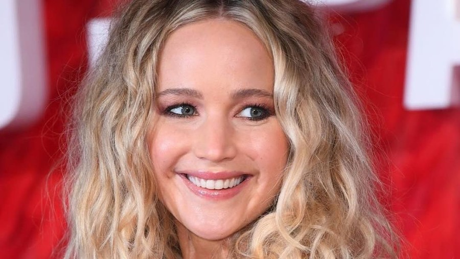 Jennifer Lawrence resmi dilamar sang kekasih, Cooke Maroney. Lawrence pun memamerkan cincin di jari manisnya.