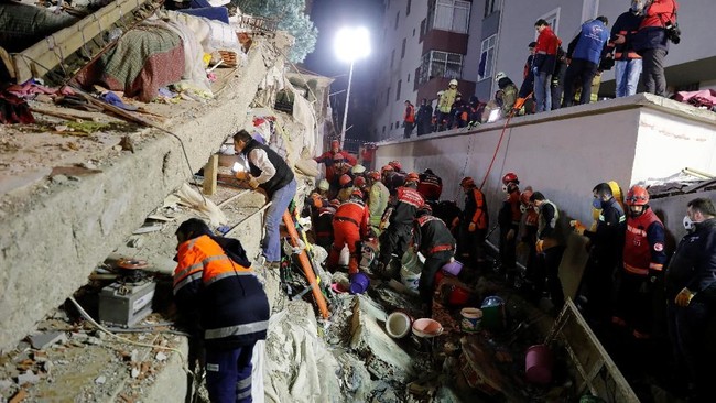 Sedikitnya dua orang tewas dan enam lainnya mengalami luka-luka setelah sebuah apartemen delapan lantai di Istanbul, Turki, runtuh pada Rabu (7/2).