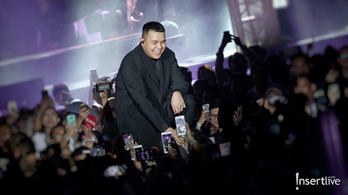 Tulus sukses menggelar konser tunggalnya bertajuk Monokrom di Istora Senayan&comma; Jakarta&comma; Rabu &lpar;6&sol;2&rpar;&period; Penonton yang penuh pun riuh bernyanyi bersama Tulus&period;