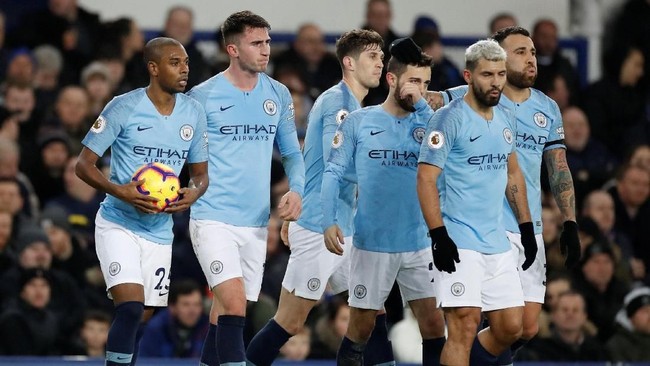 Manchester City berhasil merebut posisi puncak klasemen Liga Inggris dari tangan Liverpool setelah mengalahkan Everton di Goodison Park.