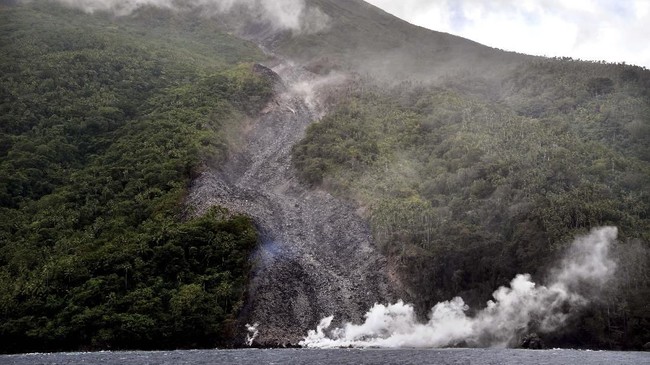 Guguran lava Gunung Karangetang di Kabupaten Kepulauan Sitaro, Sulawesi Utara mengarah ke tiga sungai yakni Sungai Batuawang, Kahetang, dan Beha Barat.