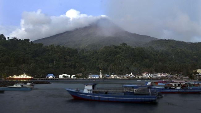 Guguran lava Gunung Karangetang di Kepulauan Sitaro, Sulawesi Utara, terpantau meluncur ke lima sungai di sekitarnya pada Sabtu (29/7).