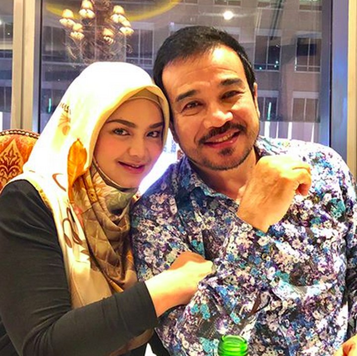 <p>Semakin diperhatikan <a href="https://20.detik.com/e-flash/20190129-190129058/cerita-bahagia-siti-nurhaliza-jadi-ibu" target="_blank">Siti Nurhaliza</a> dan suaminya semakin mirip ya, Bun. (Foto: Instagram: @ctdk)</p>