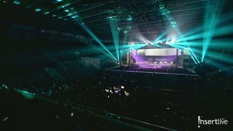 Konser Monokrom Tulus ditutup dengan sangat meriah dengan lampu-lampu yang spektakuler.