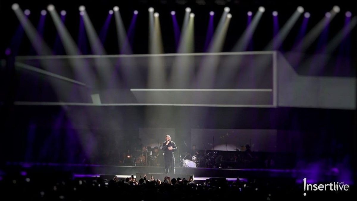 Tulus sukses menggelar konser tunggalnya bertajuk Monokrom di Istora Senayan&comma; Jakarta&comma; Rabu &lpar;6&sol;2&rpar;&period; Penonton yang penuh pun riuh bernyanyi bersama Tulus&period;