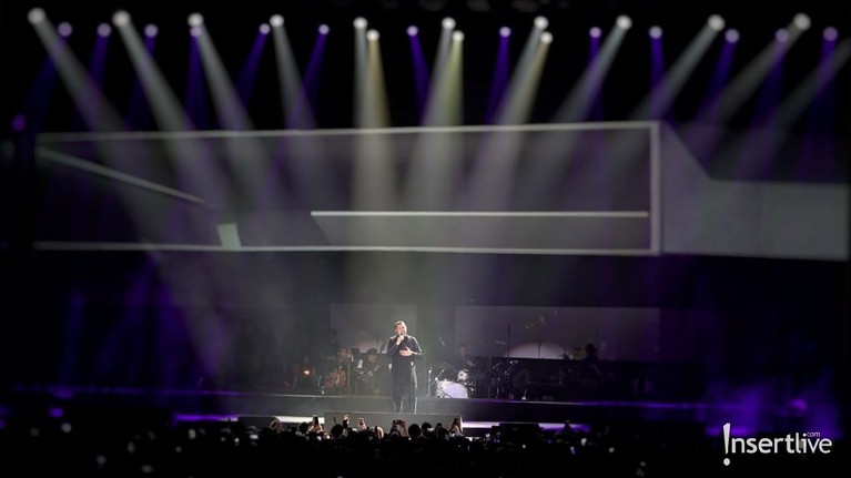 Tulus sukses menggelar konser tunggalnya bertajuk Monokrom di Istora Senayan, Jakarta, Rabu (6/2). Penonton yang penuh pun riuh bernyanyi bersama Tulus.