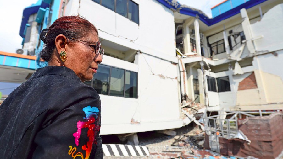 Kau Bohong merupakan puisi sindiran yang diciptakan oleh Susi Pudjiastuti untuk kawan spesialnya.