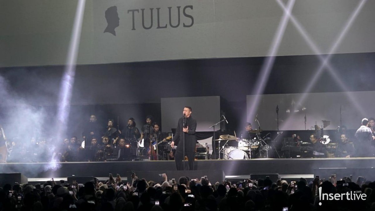 Tulus sukses menggelar konser tunggalnya bertajuk Monokrom di Istora Senayan&comma; Jakarta&comma; Rabu &lpar;6&sol;2&rpar;&period; Penonton yang penuh pun riuh bernyanyi bersama Tulus&period;