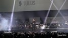Potret Kemeriahan Konser Monokrom Tulus Tulus sukses menggelar konser tunggalnya bertajuk Monokrom di Istora Senayan, Jakarta, Rabu (6/2). Penonton yang penuh pun riuh bernyanyi bersama Tulus.