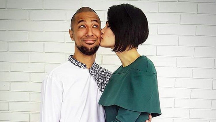 Di ulang tahun ke-10 pernikahannya Rima Melati Adams menulis ucapan manis untuk sang suami, Marcell Siahaan. Seperti apa ya?