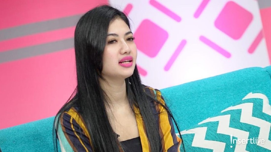 Della Perez membuat pernyataan mengejutkan bahwa dirinya berharap bisa menjalin hubungan spesial dengan Billy Syahputra.