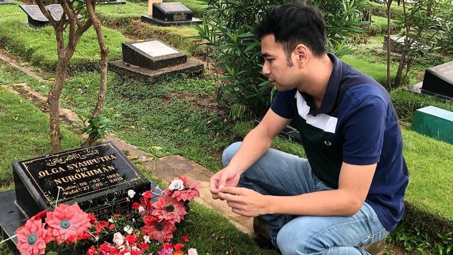 Tepat pada hari ini, Jumat (8/2), almarhum Olga Syahputra berulang tahun. Ingin langsung memberikan ucapan untuk Olga, Raffi Ahmad pun datang ke makam Olga.