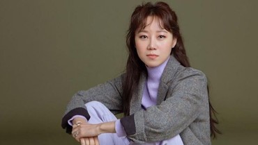 img-title Masih Sendiri, Gong Hyo Jin Rayakan Imlek dengan Sahabat