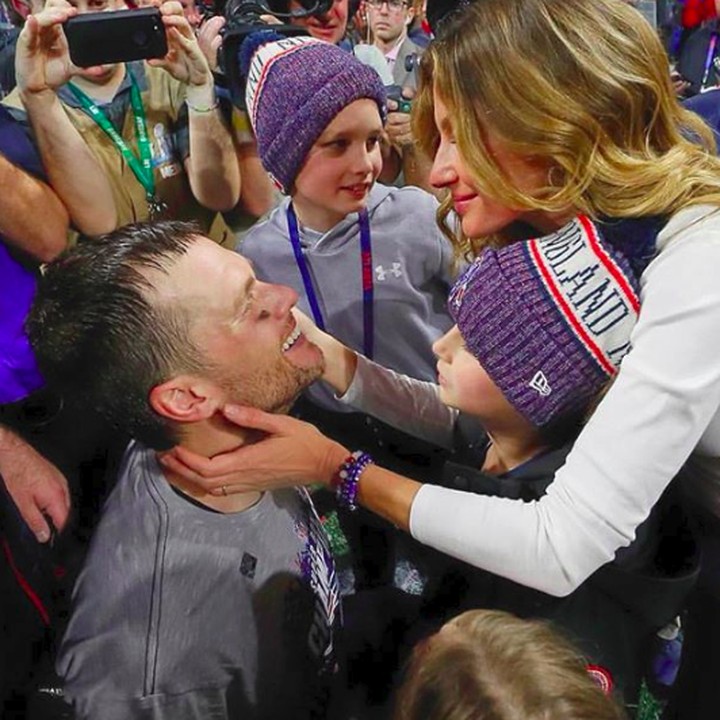 <p>Menikah hampir 10 tahun, Supermodel <a href="https://health.detik.com/berita-detikhealth/d-4412362/supermodel-gisele-bundchen-beberkan-rahasia-lepas-dari-gangguan-mental" target="_blank">Gisele Bundchen</a> dan suaminya, Tom Brady makin romantis. (Foto: Instagram @gisele)</p>