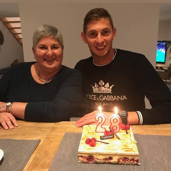 <p>Senyum semringah Emiliano Sala dan ibunya, Marcedes, saat Perayaan ulang tahun Sala ke-28. (Foto: Instagram @salaromina)</p>