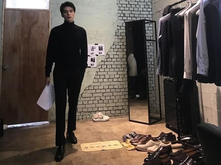 Lee Dong Wook, memulai perjalanan barunya di drama terbaru, Touch Your Heart. Insertizen yang mau lihat pesona aktor tampan ini, lihat artikelnya yuk!