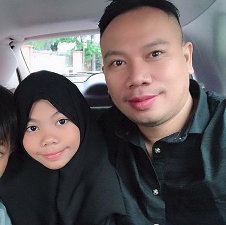 <p>Beberapa foto yang diunggah, Vicky sering melakukan wefie dengan anak-anaknya. Melalui unggahan di Instagram, terlihat Vicky sering quality time sama anaknya. Mirip semua ya wajahnya, Bun? He-he-he. (Foto: Instagram @vickyprasetyo777)</p>