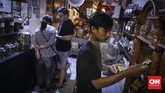 FOTO: Menikmati Kopi Hangat dan Harum Tembakau di Semarang Toko tembakau Mukti kini bertransformasi menjadi kafe memberi pengalaman berbebad bagi wisatawan yang mengunjungi Semarang.
