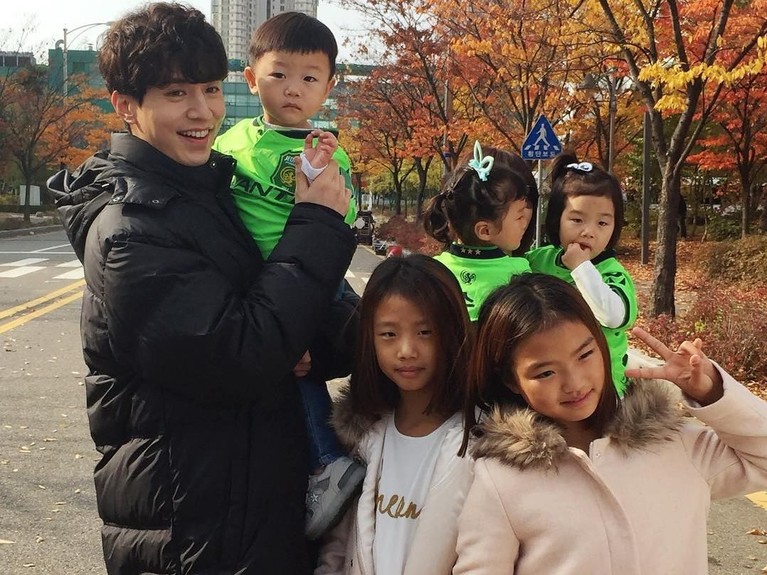 Lee Dong Wook, memulai perjalanan barunya di drama terbaru, Touch Your Heart. Insertizen yang mau lihat pesona aktor tampan ini, lihat artikelnya yuk!