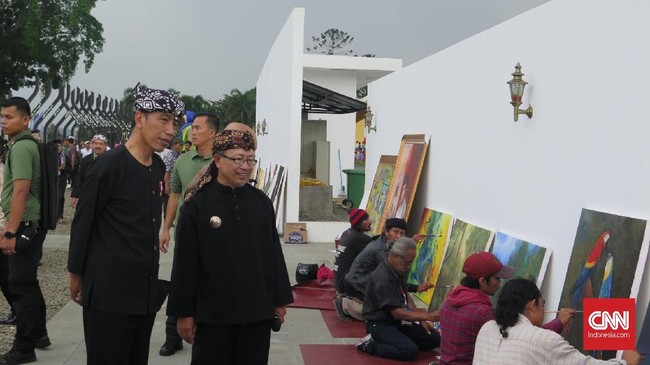 Presiden Joko Widodo menyatakan pemerintah berencana membangun jalan tol dengan rute wilayah Bogor, Sukabumi, Cianjur, hingga Bandung.