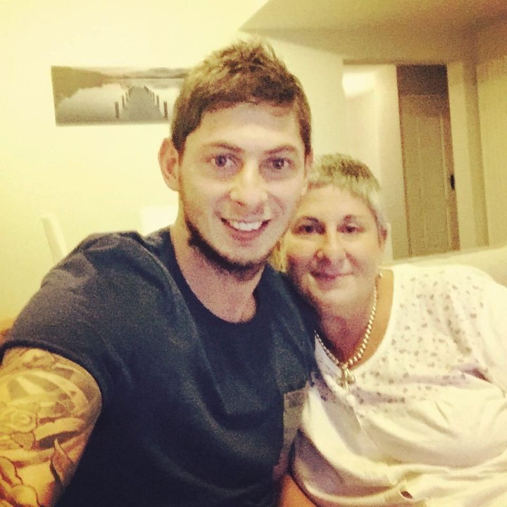 <p>Dari beberapa posting-an Instagram miliknya, Sala suka selfie bareng ibunya nih, Bun. So sweet banget ya. (Foto: Instagram @emilianosala9)</p>