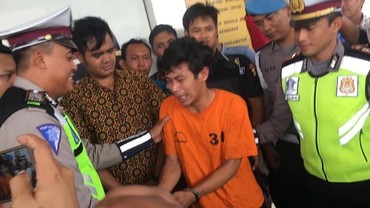 Beringas Ditilang, Pembanting Motor Viral Nangis Depan Polisi