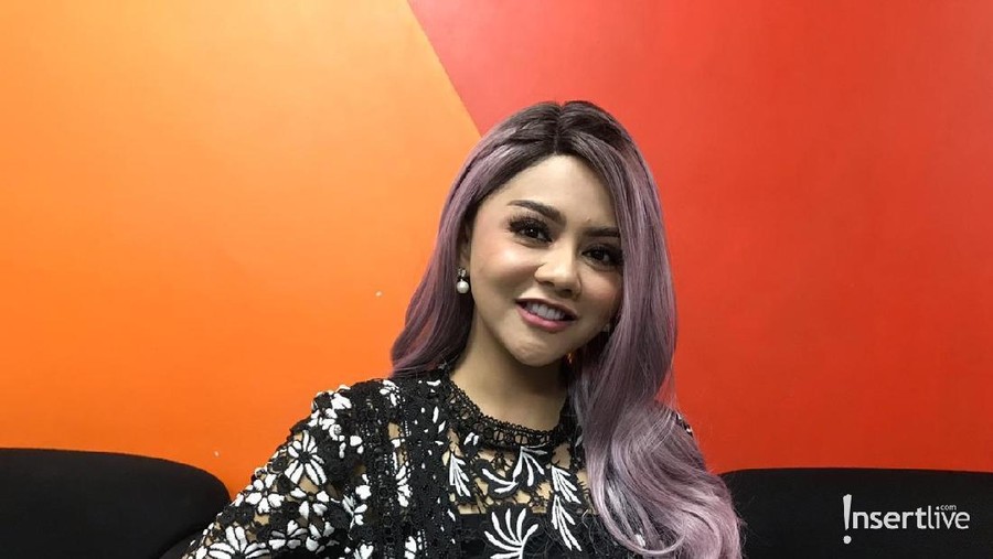 Jenita Janet menjadi artis ke sekian yang mencoba menjadi youtuber. Ia pun mempunyai rencana untuk berkolaborasi juga dengan Arif Alfiansyah.