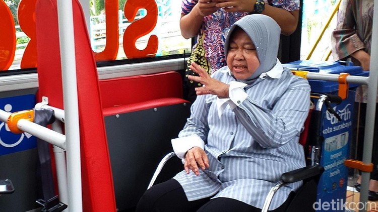 Banyak orang mendoakan kesembuhan walikota Surabaya, Tri Rismaharini. Salah satunya Menteri Kelautan dan Perikanan, Susi Pudjiastuti.