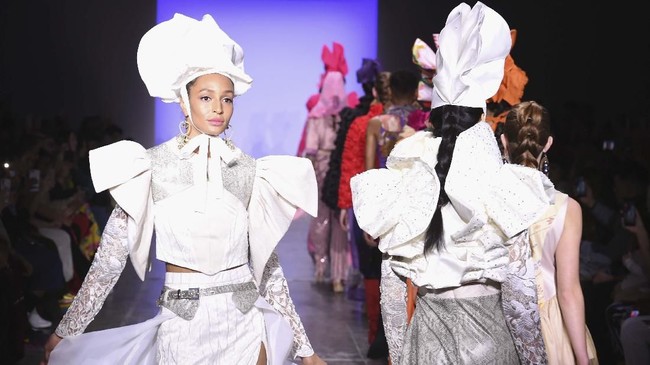 Desainer Indonesia kembali meramaikan panggung mode New York Fashion Week Fall/Winter 2019 di New York. Indonesian Diversity FW19 ini diikuti oleh 2Madison Avenue, Alleira Batik, Dian Pelangi and Itang Yunasz. (Yuchen Liao/Getty Images for Indonesian Diversity/AFP)