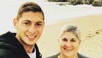 <p>Kebersamaan Sala bersama sang ibu di pinggir pantai. Dalam unggahannya itu, Sala mengucapkan "Terimakasih Ibu." (Foto: Instagram @emilianosala9)</p>