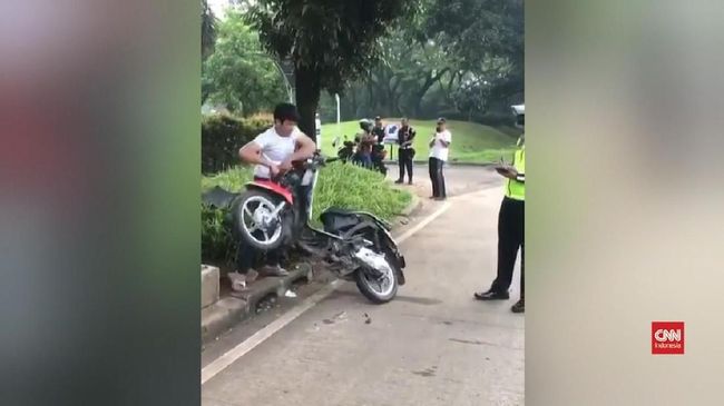 Pengendara Motor Mengamuk Jalani Tes Kejiwaan di Polda Adi Saputra sendiri sebelumnya telah ditetapkan sebagai tersangka dan dijerat dengan dua sangkaan, yakni pelanggaran lalu lintas dan pemalsuan dokumen.