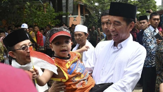 Pengasuh Ponpes Al-Ittihad, KH Kamali Abdul Ghani mendoakan presiden Joko Widodo agar terpilih lagi menjadi presiden saat Jokowi mengunjungi Ponpes.