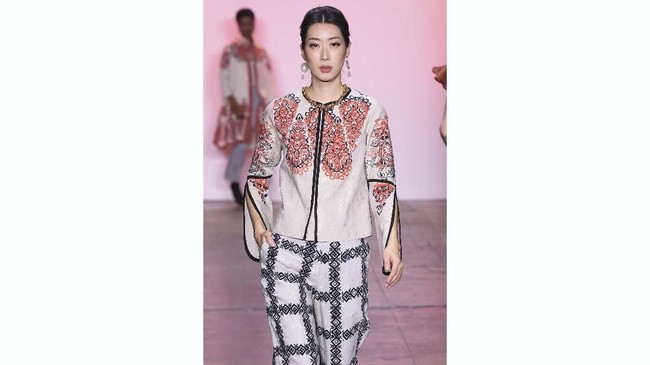 Alleira Batik menjadi satu-satunya label batik Indonesia yang hadir di New York saat New York Fashion Week 2019. (Yuchen Liao/Getty Images for Indonesian Diversity/AFP).