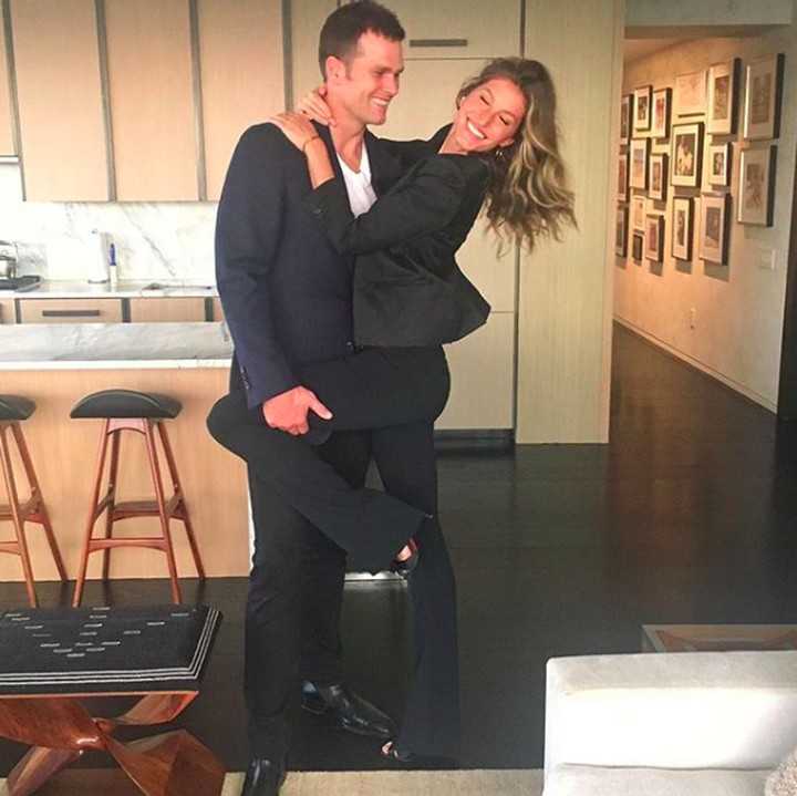 <p>Sebagai supermodel, Gisele pun luwes dalam hal pose. Ia juga tak malu-malu dengan suami. (Foto: Instagram @gisele)</p>